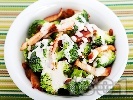 Рецепта Здравословна салата със сурови броколи, стафиди и шунка